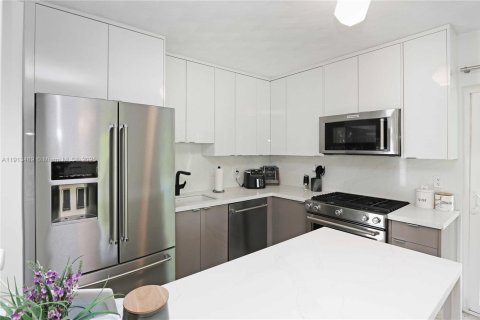 House in Hollywood, Florida 3 bedrooms, 125.6 sq.m. № 1968833 - photo 11