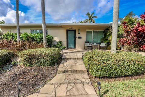 House in Hollywood, Florida 3 bedrooms, 125.6 sq.m. № 1968833 - photo 1