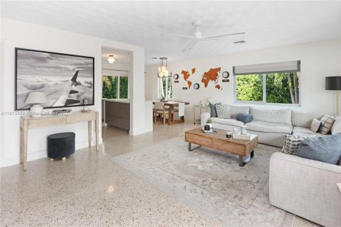 House in Hollywood, Florida 3 bedrooms, 125.6 sq.m. № 1968833 - photo 15