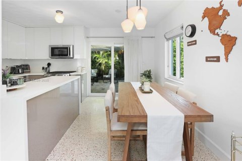 House in Hollywood, Florida 3 bedrooms, 125.6 sq.m. № 1968833 - photo 5