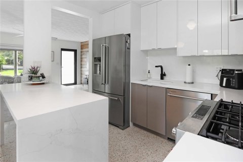 House in Hollywood, Florida 3 bedrooms, 125.6 sq.m. № 1968833 - photo 9