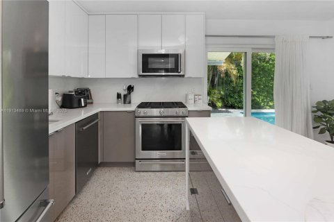 House in Hollywood, Florida 3 bedrooms, 125.6 sq.m. № 1968833 - photo 10