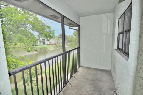 Condo in Sunrise, Florida, 2 bedrooms  № 1892257 - photo 13