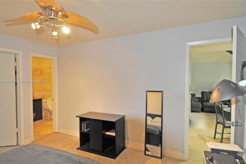 Condo in Sunrise, Florida, 2 bedrooms  № 1892257 - photo 8