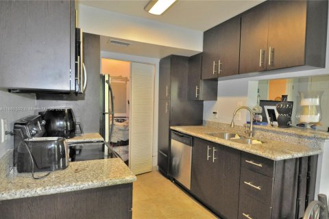 Condo in Sunrise, Florida, 2 bedrooms  № 1892257 - photo 4