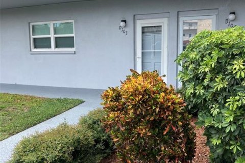 Condo in Saint Petersburg, Florida, 1 bedroom  № 1917897 - photo 1