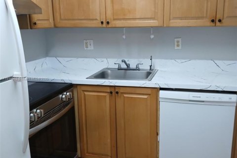 Condo in Miami, Florida, 2 bedrooms  № 1966954 - photo 6