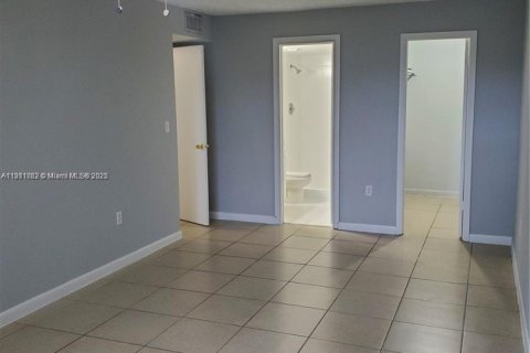Condo in Miami, Florida, 2 bedrooms  № 1966954 - photo 12