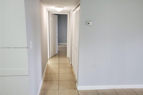 Condo in Miami, Florida, 2 bedrooms  № 1966954 - photo 9