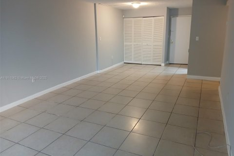 Condo in Miami, Florida, 2 bedrooms  № 1966954 - photo 8