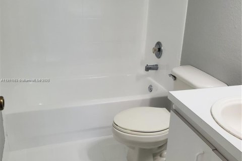 Condo in Miami, Florida, 2 bedrooms  № 1966954 - photo 11