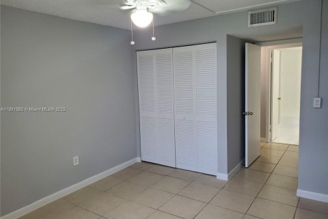 Condo in Miami, Florida, 2 bedrooms  № 1966954 - photo 10