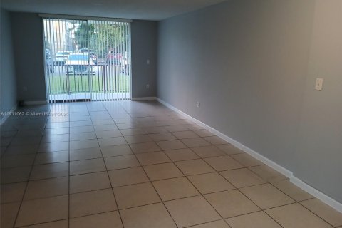 Condo in Miami, Florida, 2 bedrooms  № 1966954 - photo 7