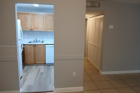 Condo in Miami, Florida, 2 bedrooms  № 1966954 - photo 3