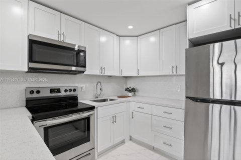 Copropriété à louer à Hollywood, Floride: 2 chambres, 86.77 m2 № 2002288 - photo 16