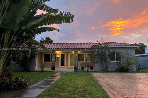 House in Biscayne Park, Florida 2 bedrooms, 167.69 sq.m. № 1951301 - photo 1