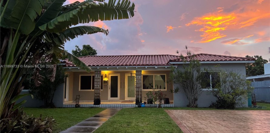 House in Biscayne Park, Florida 2 bedrooms, 167.69 sq.m. № 1951301