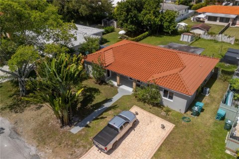 House in Biscayne Park, Florida 2 bedrooms, 167.69 sq.m. № 1951301 - photo 16