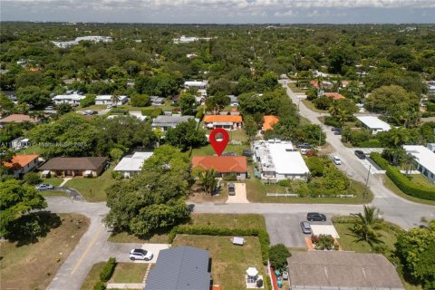 House in Biscayne Park, Florida 2 bedrooms, 167.69 sq.m. № 1951301 - photo 19