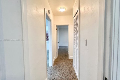 House in Biscayne Park, Florida 2 bedrooms, 167.69 sq.m. № 1951301 - photo 6