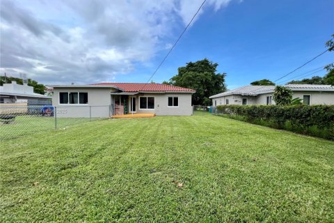 House in Biscayne Park, Florida 2 bedrooms, 167.69 sq.m. № 1951301 - photo 15