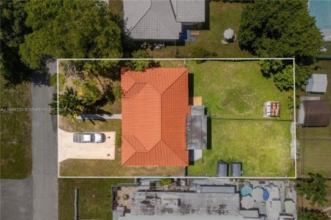 House in Biscayne Park, Florida 2 bedrooms, 167.69 sq.m. № 1951301 - photo 17