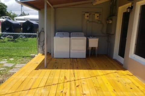 House in Biscayne Park, Florida 2 bedrooms, 167.69 sq.m. № 1951301 - photo 13