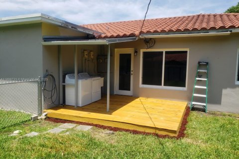 House in Biscayne Park, Florida 2 bedrooms, 167.69 sq.m. № 1951301 - photo 14