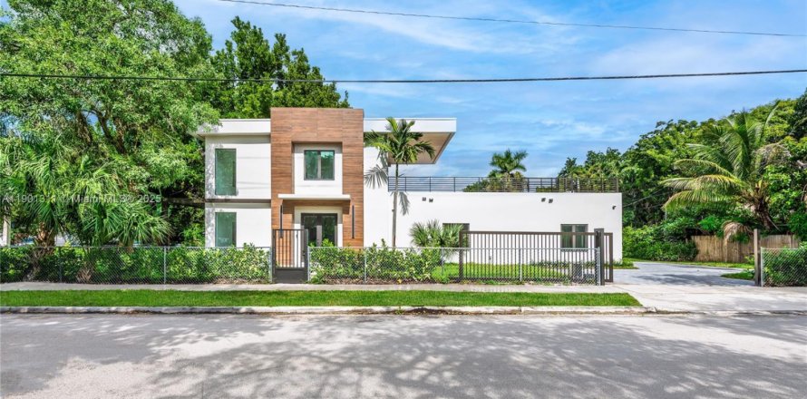 House in Miami, Florida 4 bedrooms, 140 sq.m. № 1954693