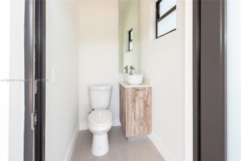 House in Miami, Florida 4 bedrooms, 140 sq.m. № 1954693 - photo 23