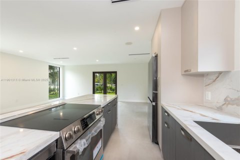 House in Miami, Florida 4 bedrooms, 140 sq.m. № 1954693 - photo 14