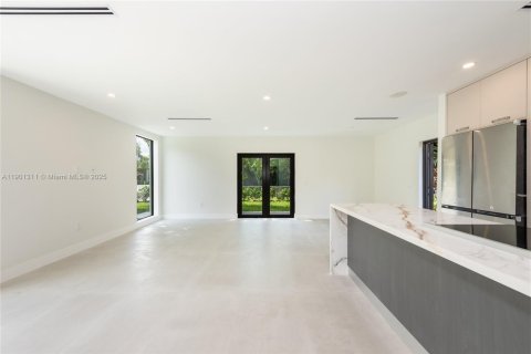 House in Miami, Florida 4 bedrooms, 140 sq.m. № 1954693 - photo 12