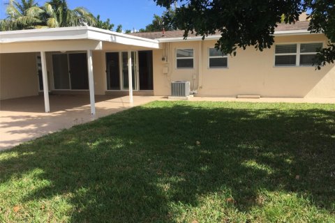 Villa ou maison à louer à Fort Lauderdale, Floride: 4 chambres, 179.86 m2 № 1224717 - photo 1