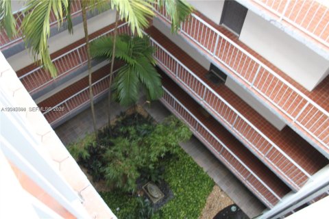 Condo in Miami, Florida, 1 bedroom  № 2242410 - photo 17