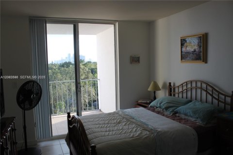 Condo in Miami, Florida, 1 bedroom  № 2242410 - photo 9