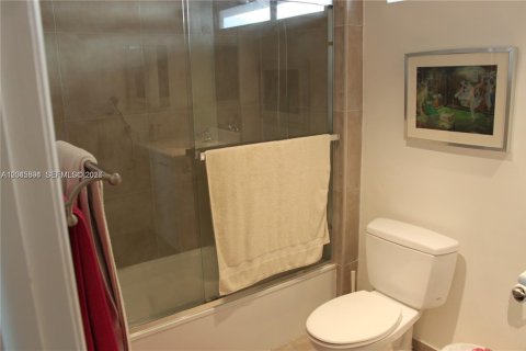 Condo in Miami, Florida, 1 bedroom  № 2242410 - photo 14