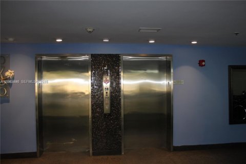 Condo in Miami, Florida, 1 bedroom  № 2242410 - photo 3