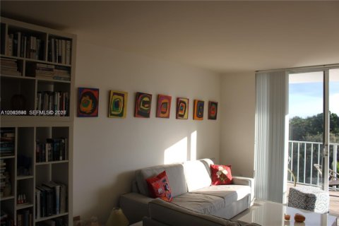 Condo in Miami, Florida, 1 bedroom  № 2242410 - photo 4