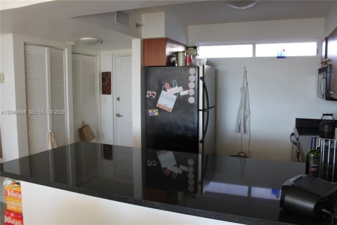Condo in Miami, Florida, 1 bedroom  № 2242410 - photo 8