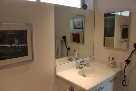 Condo in Miami, Florida, 1 bedroom  № 2242410 - photo 15