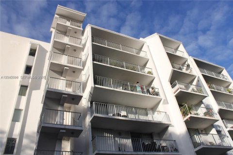 Condo in Miami, Florida, 1 bedroom  № 2242410 - photo 2