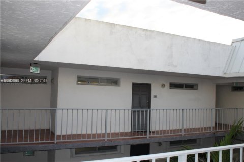 Condo in Miami, Florida, 1 bedroom  № 2242410 - photo 18