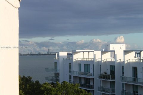 Condo in Miami, Florida, 1 bedroom  № 2242410 - photo 12