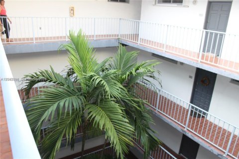 Condo in Miami, Florida, 1 bedroom  № 2242410 - photo 16