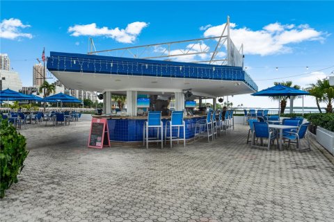 Condominio en alquiler en Miami, Florida, 2 dormitorios, 91.97 m2 № 2047704 - foto 18