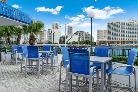 Condominio en alquiler en Miami, Florida, 2 dormitorios, 91.97 m2 № 2047704 - foto 16