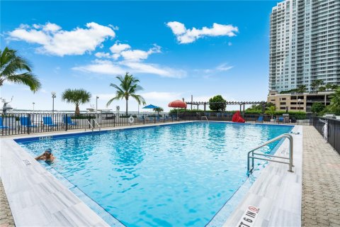 Condominio en alquiler en Miami, Florida, 2 dormitorios, 91.97 m2 № 2047704 - foto 15