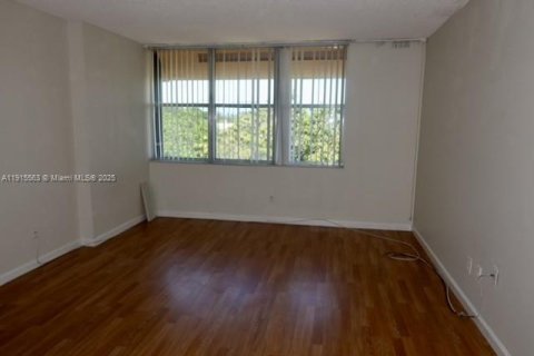 Condo in Lauderhill, Florida, 2 bedrooms  № 1973533 - photo 9