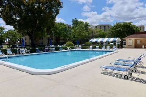 Condo in Lauderhill, Florida, 2 bedrooms  № 1973533 - photo 12