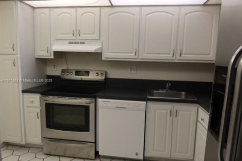 Condo in Lauderhill, Florida, 2 bedrooms  № 1973533 - photo 1